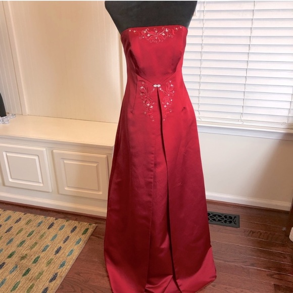 Michaelangelo Red Dress with Embroidery, Size 12 See photos for measurements. - Picture 10 of 12